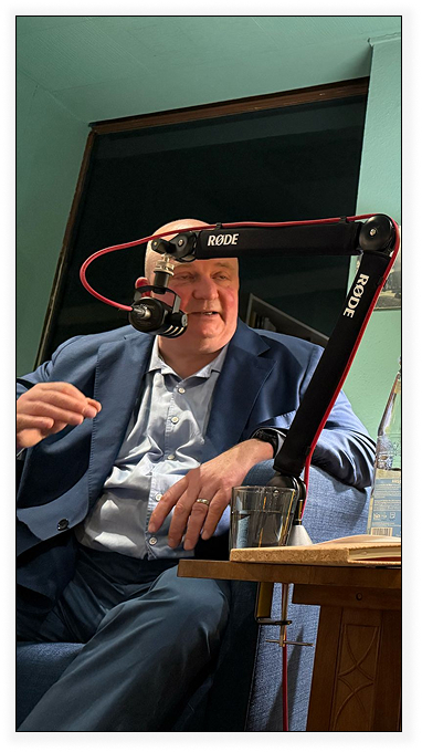 Jörg Thadeusz am Mikrofon beim Live-Podcast