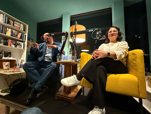 Katharina te Uhle und Jörg Thadeusz beim Live-Podcast in Langenberg