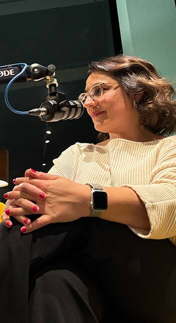Katharina te Uhle am Mikrofon beim Live-Podcast
