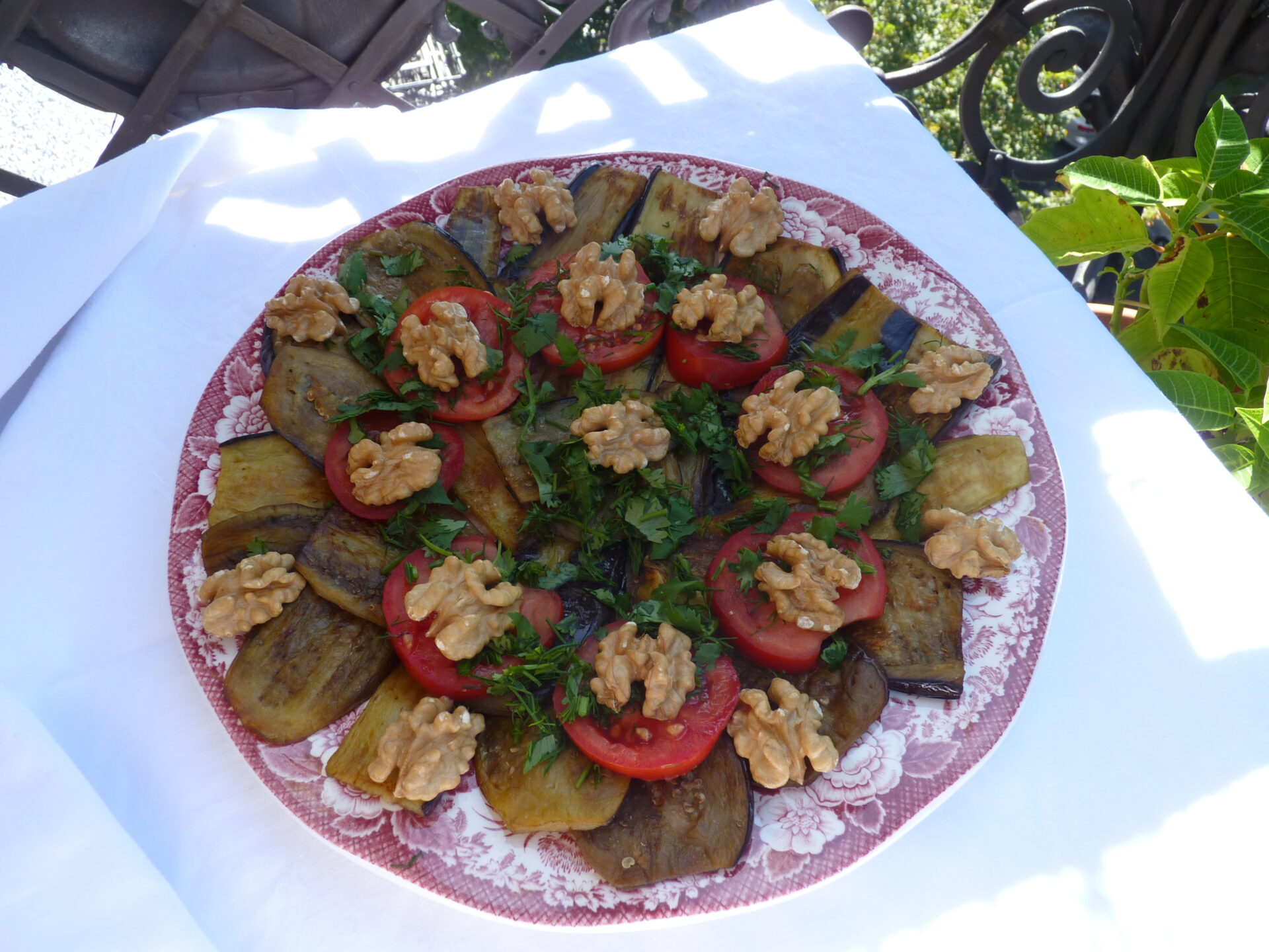 Auberginen mit Walnüssen und Tomaten