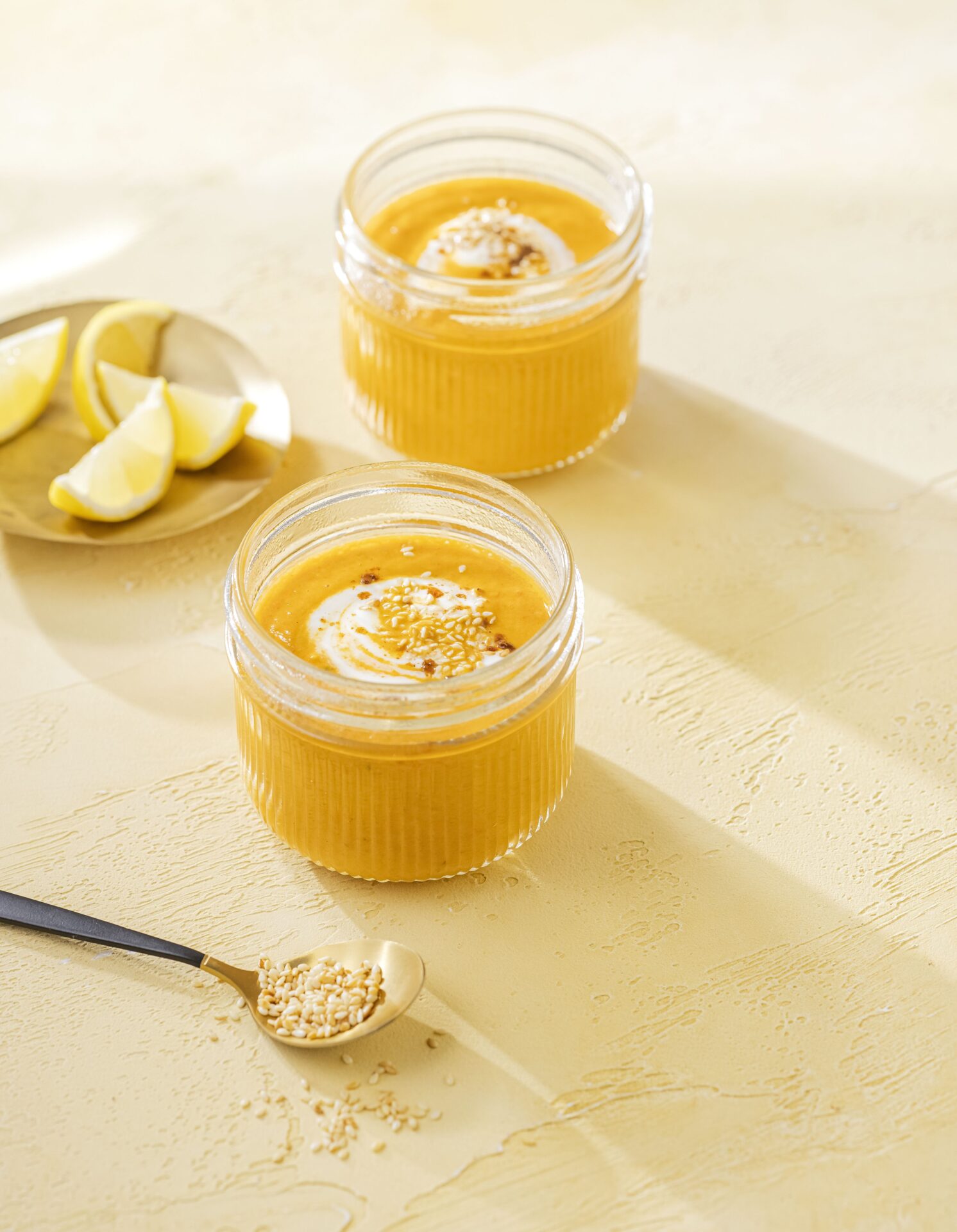 Auberginen-Tomatensuppe mit Sesam