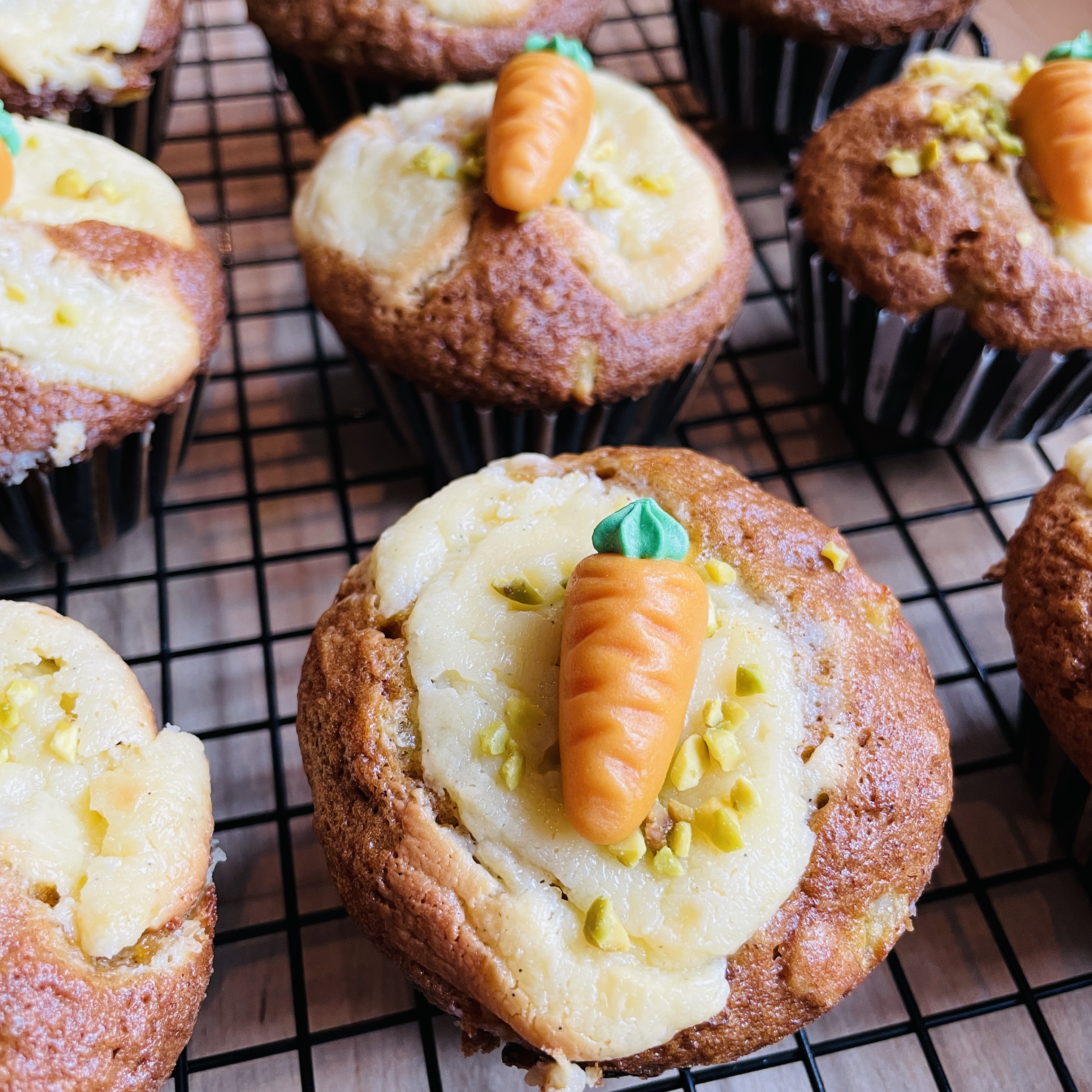Carrot-Cake-Muffins mit Cheesecake-Kern