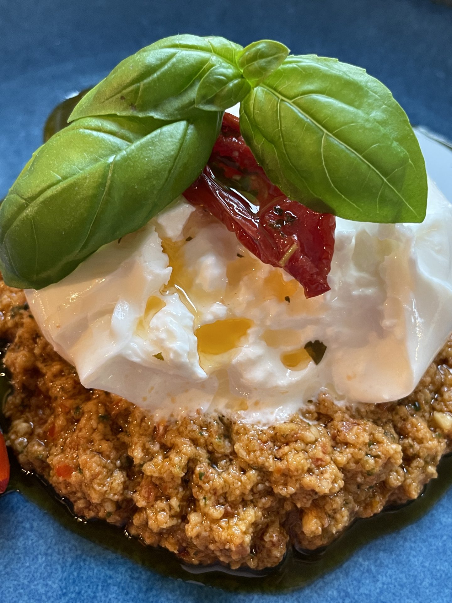 Crunchy Cashew-Pesto mit Burrata (von Linda Zervakis)