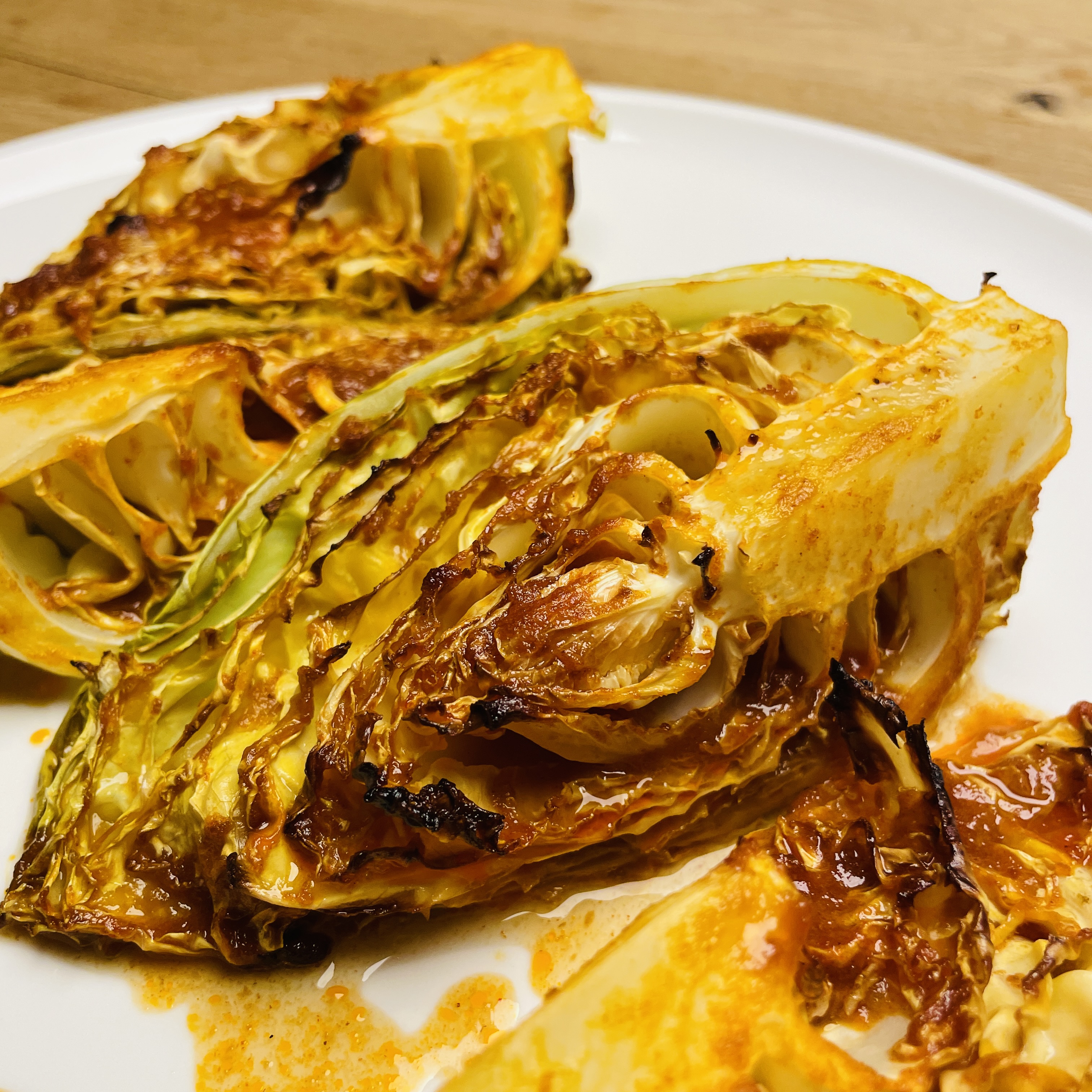 Gerösteter Spitzkohl mit Gochujang-Butter
