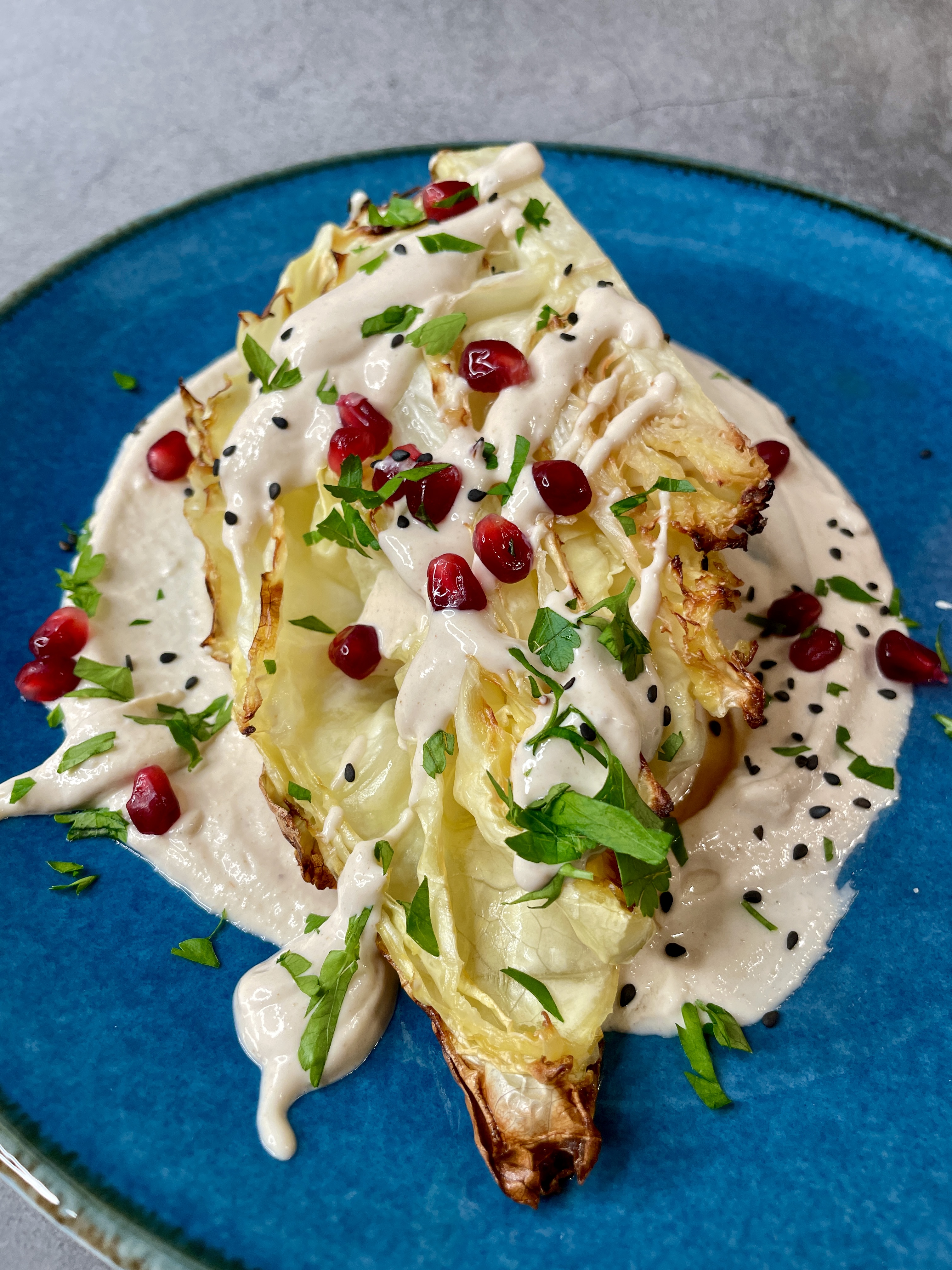 Gerösteter Spitzkohl mit Tahini-Sauce
