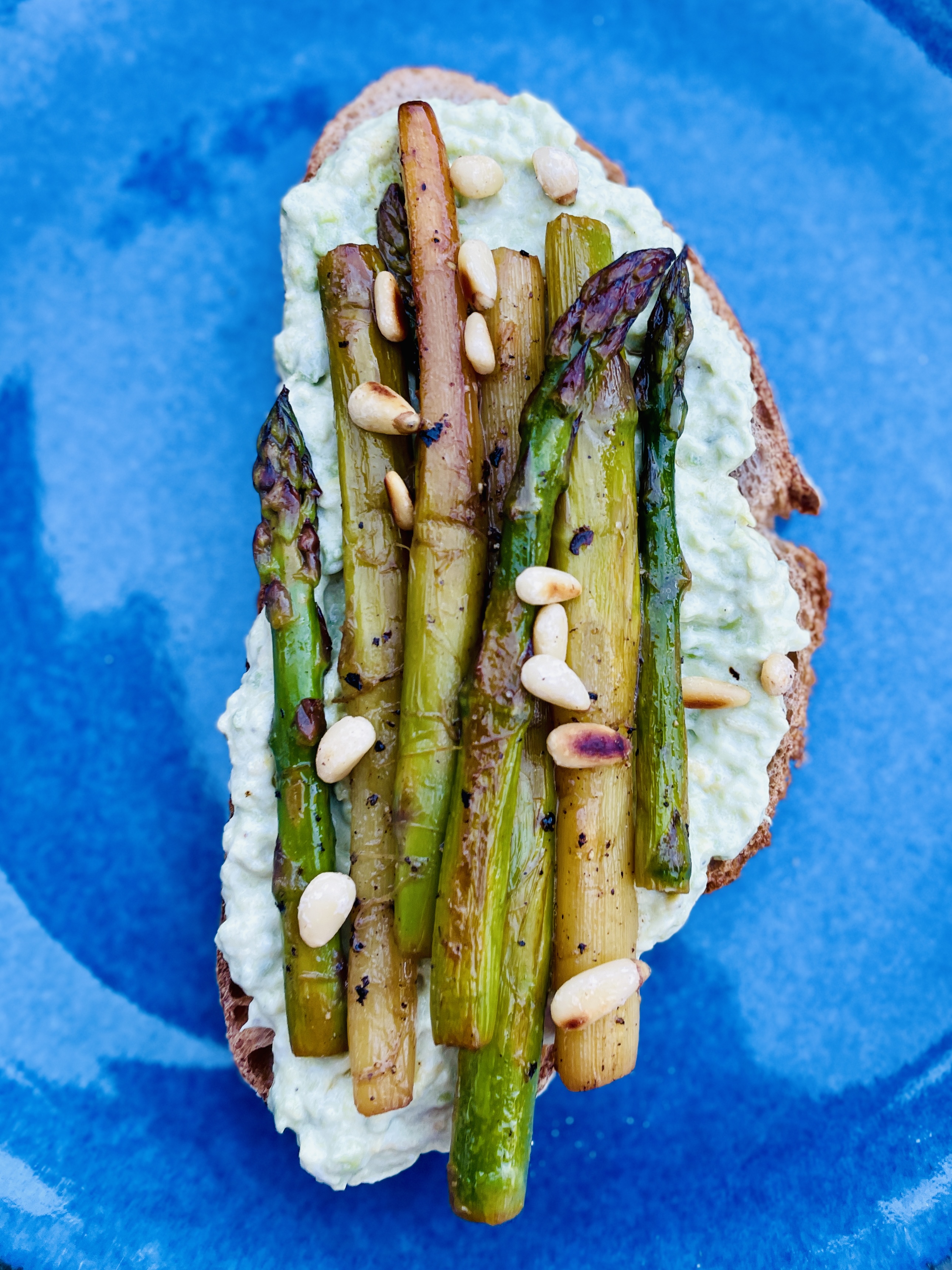 Grüner Spargel mit Burrata und Avocado auf geröstetem Brot – Schritt 7