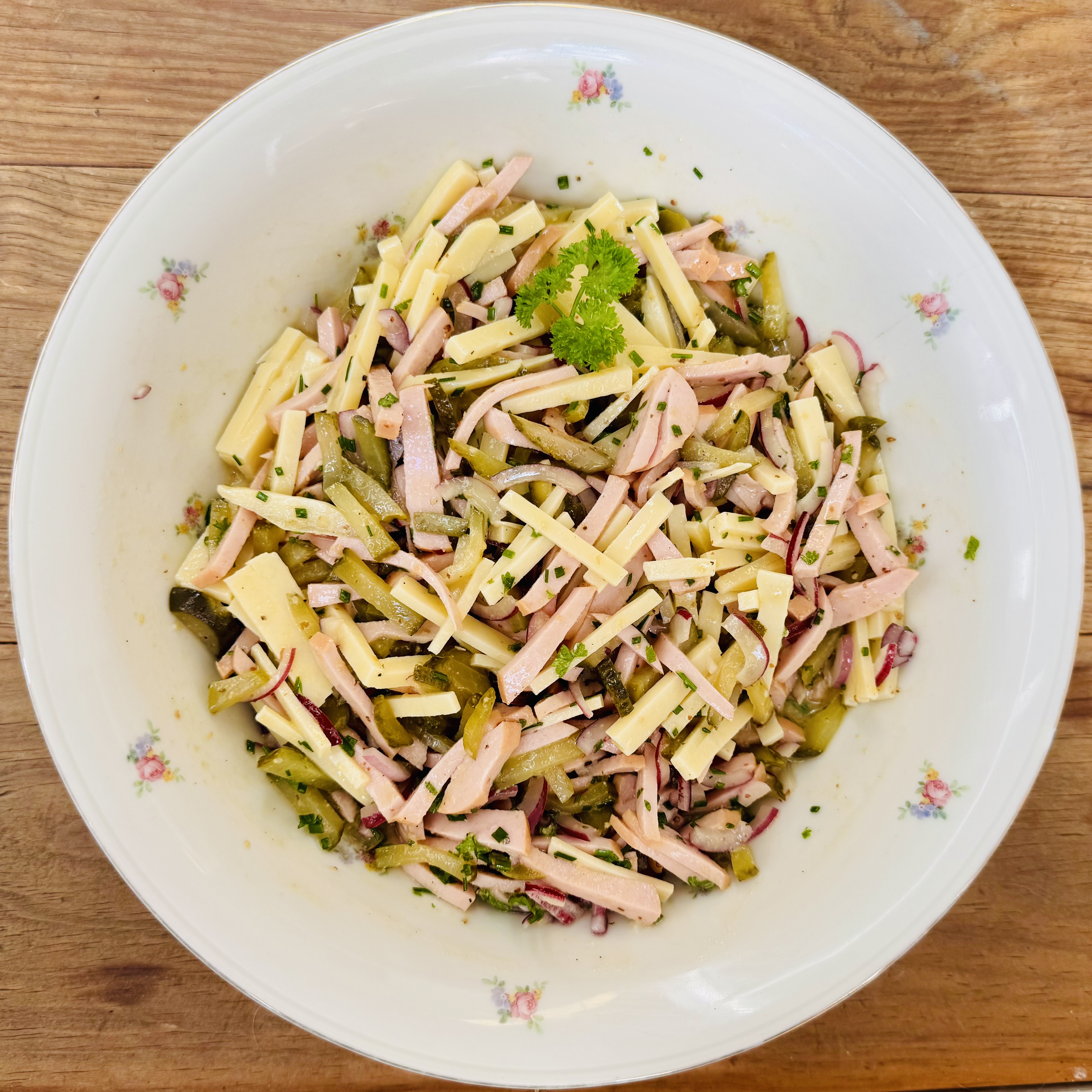 Herzhafter Wurstsalat mit Gewürzgurken und Käse