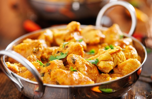Nahaufnahme Indisches Butter-Chicken in einem kleinen Servierpfännchen
