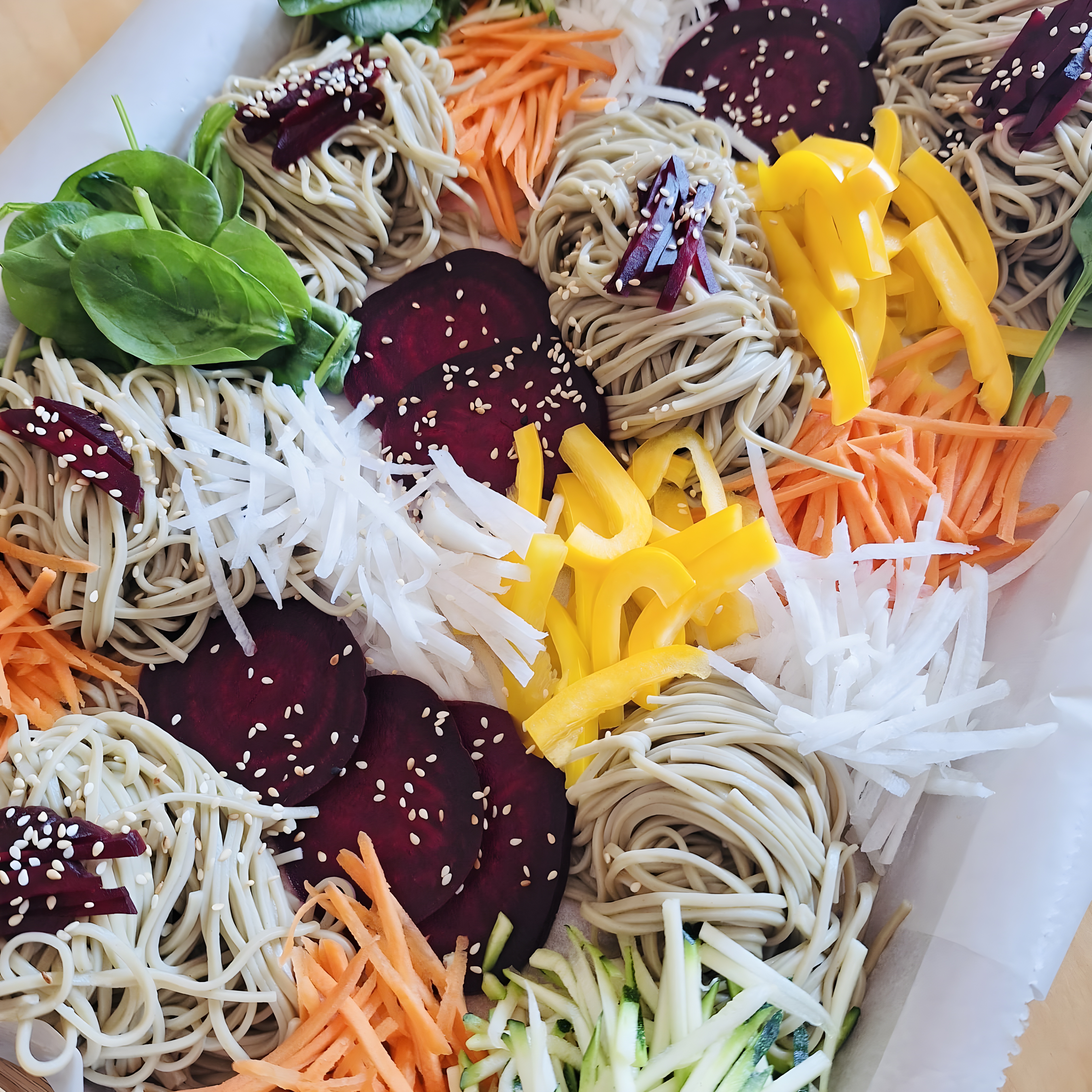 Kalte Green Tea Soba mit viel Rohkost und roter Bete