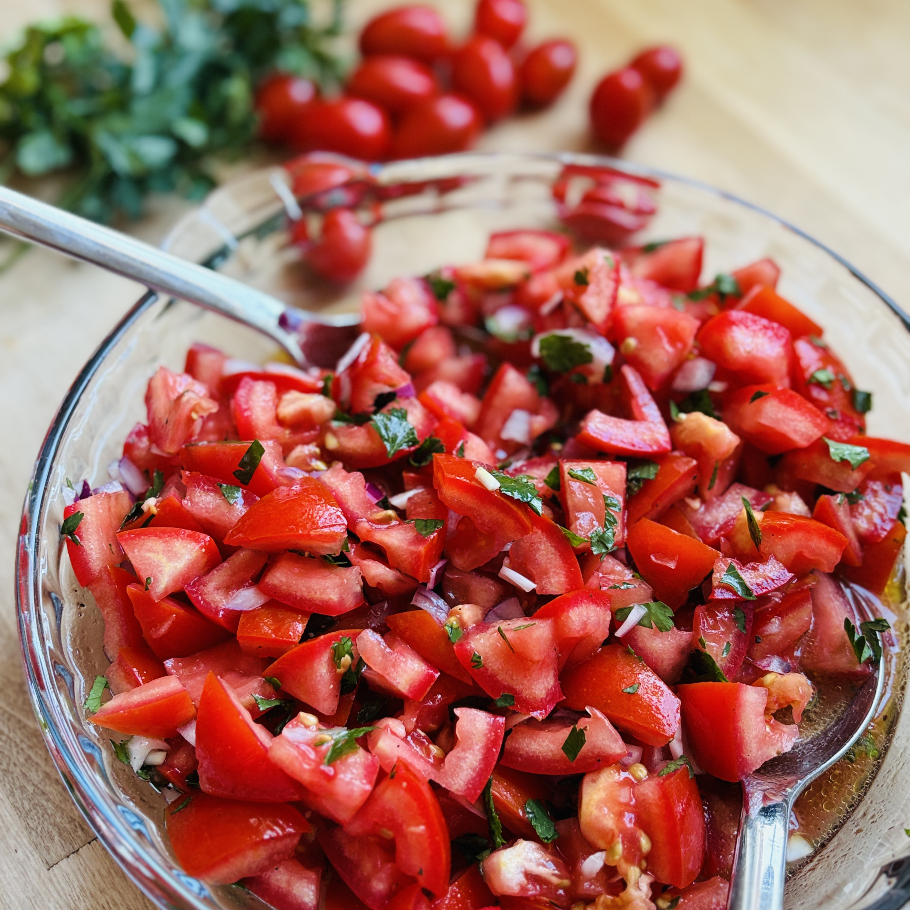 Klassischer Tomatensalat mit roten Zwiebeln und Petersilie