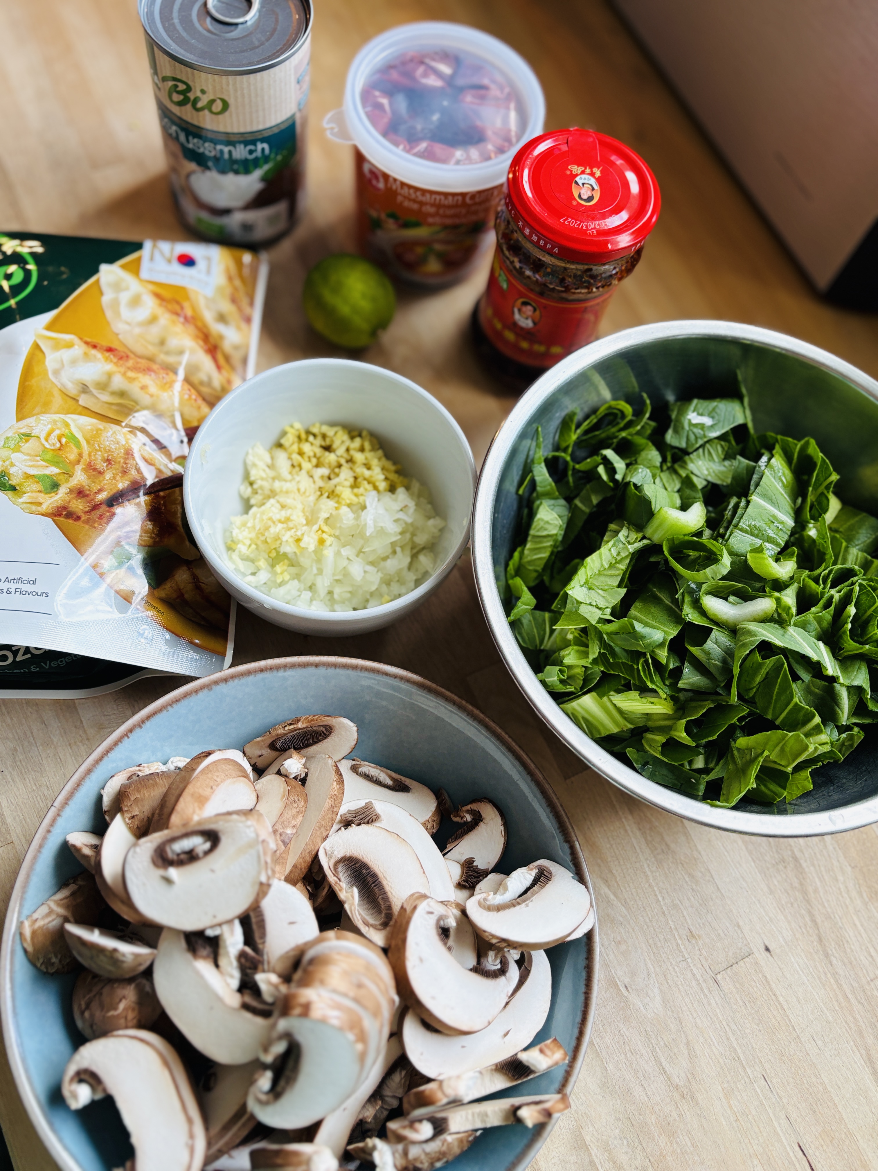 Kokos-Curry-Suppe mit Gyoza – Schritt 6