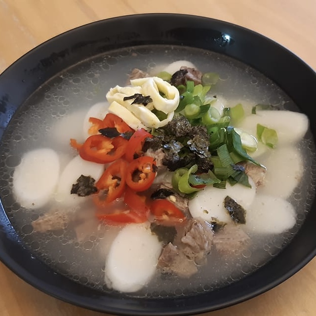 Koreanische Reiskuchensuppe – Tteokguk by Sun-Mi Jung