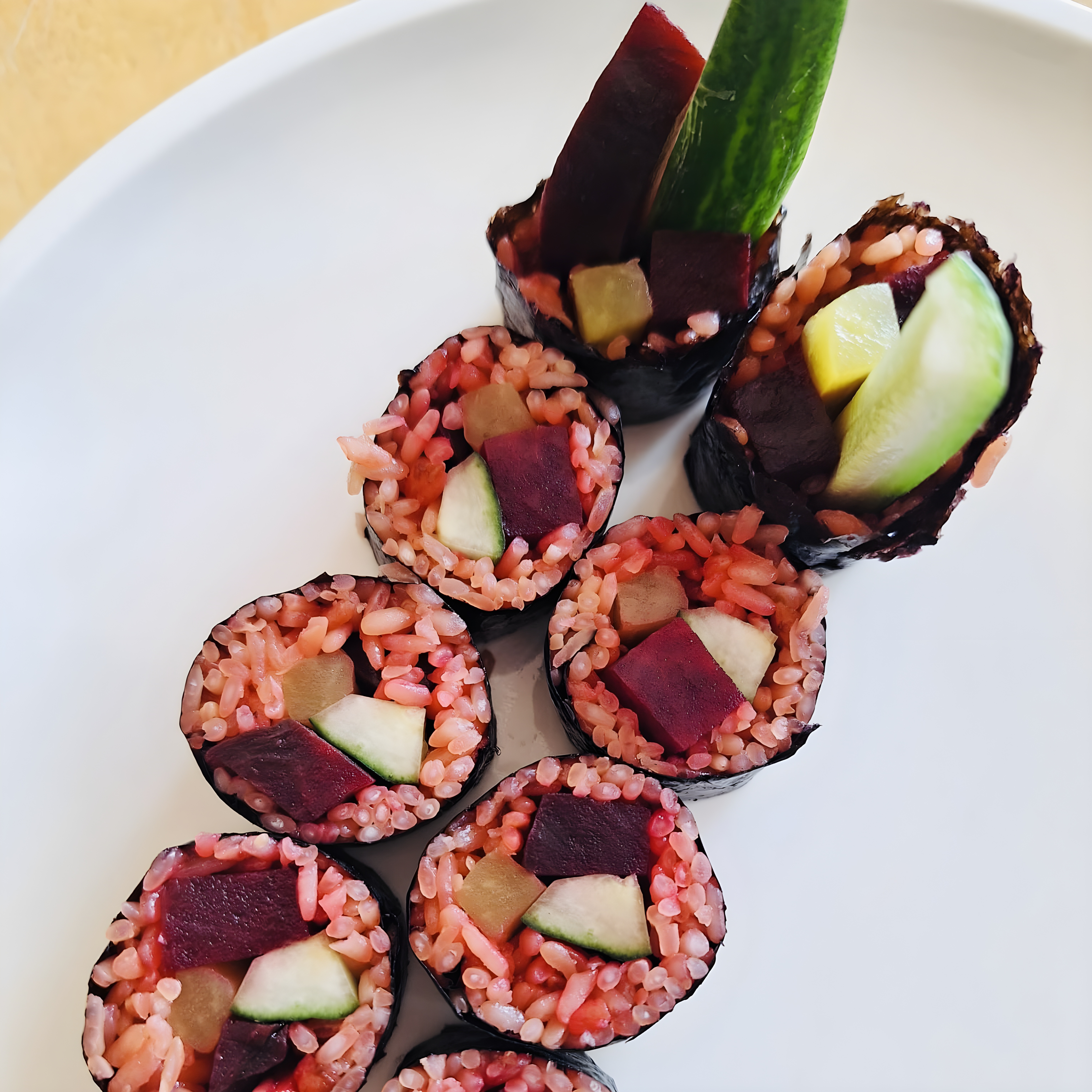 Koreanisches Kimbab mit rosa Reis und Roter Bete