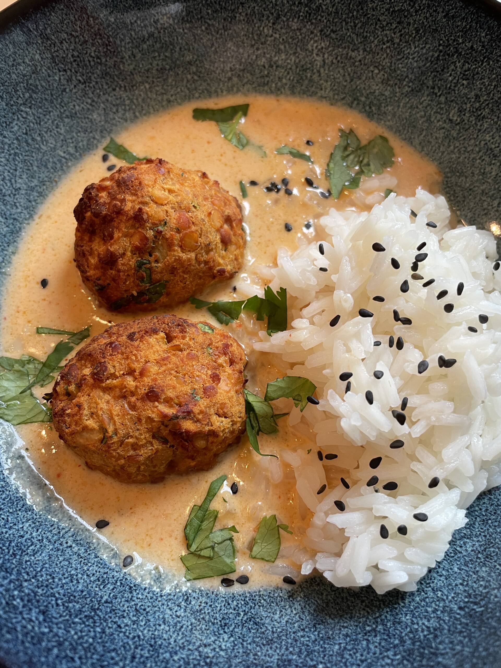 Linsen-Bällchen in Kokos-Curry-Sauce