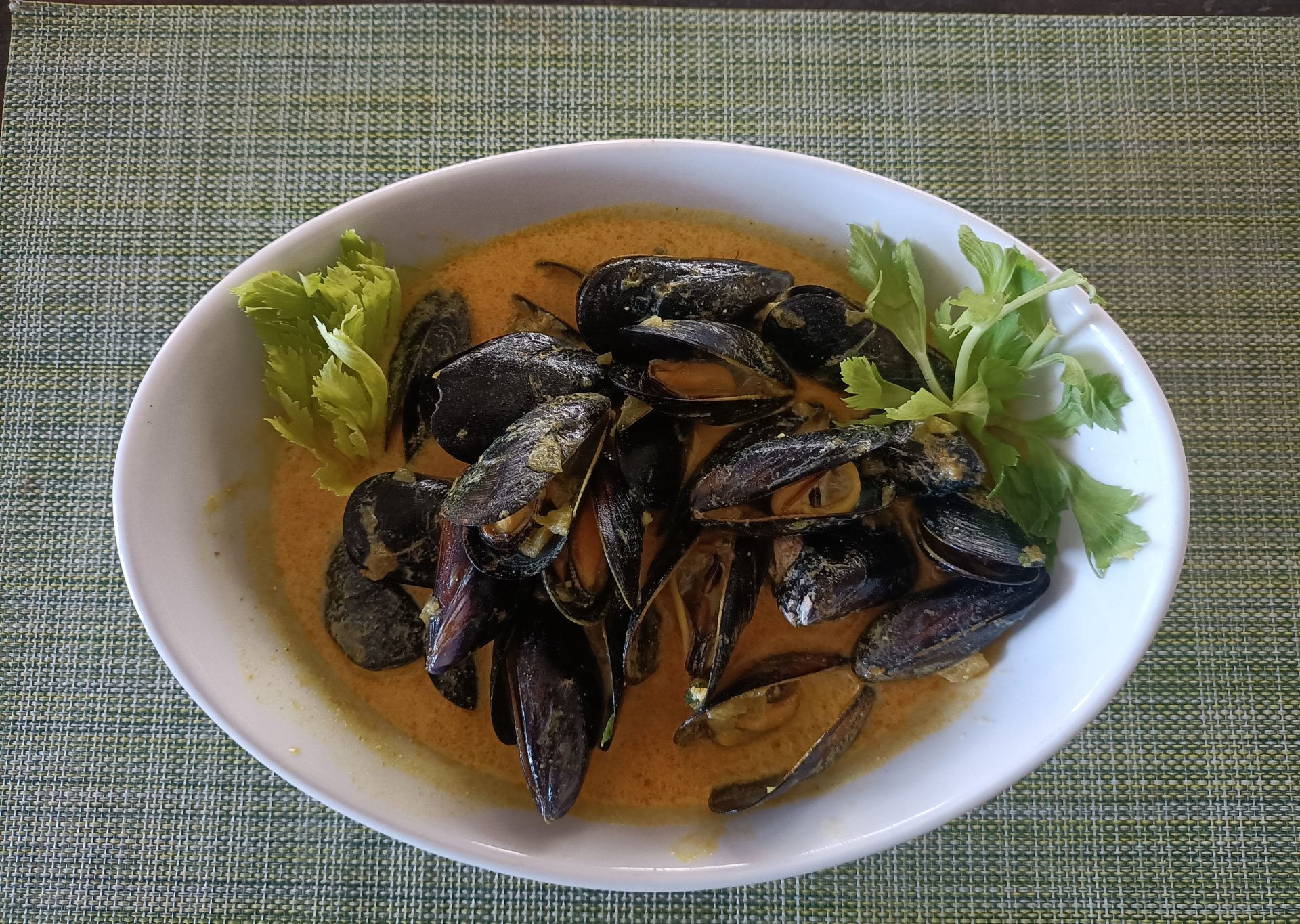 Miesmuscheln in Curry-Weißwein-Sahnesauce
