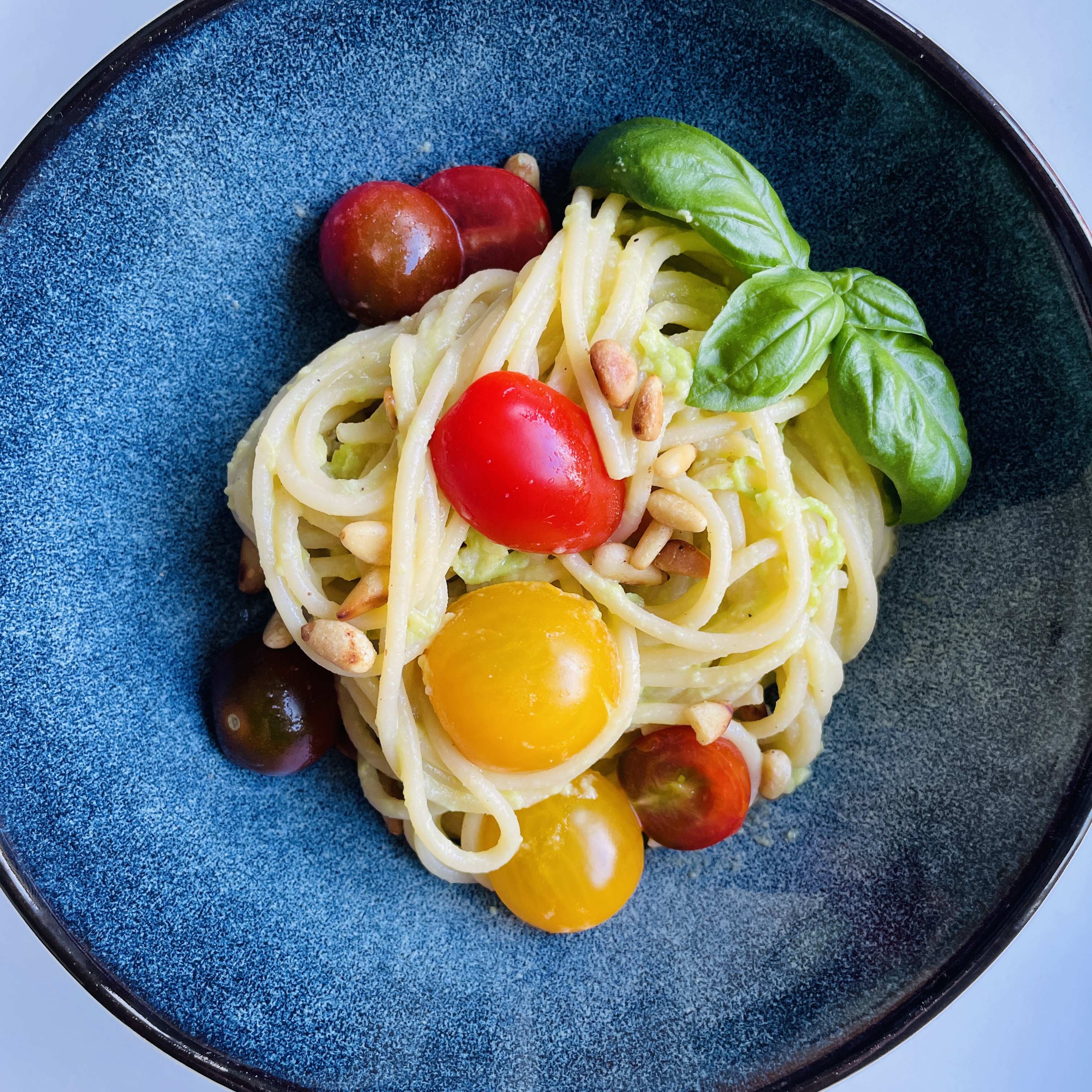 Pasta mit Avocado und Burrata