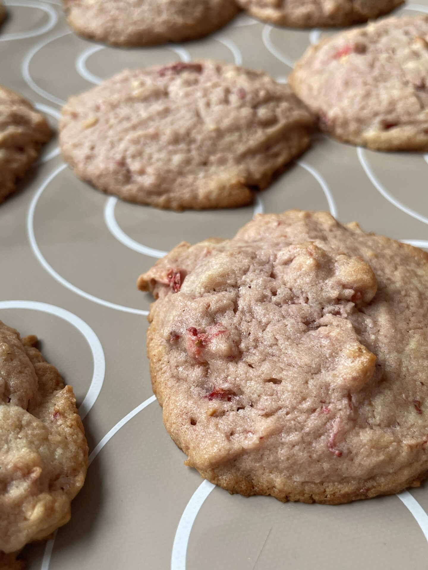 Peanut-Strawberry-Cookies