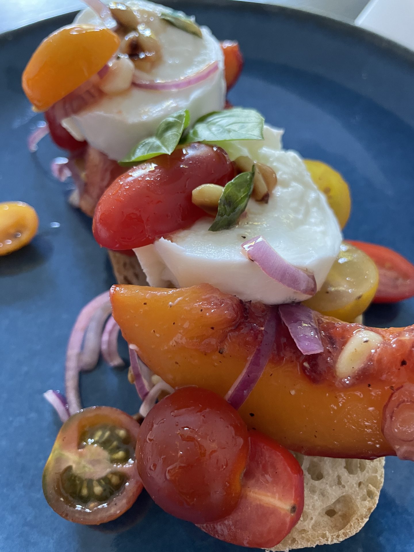 Pfirsich-Tomaten-Salsa mit Burrata 