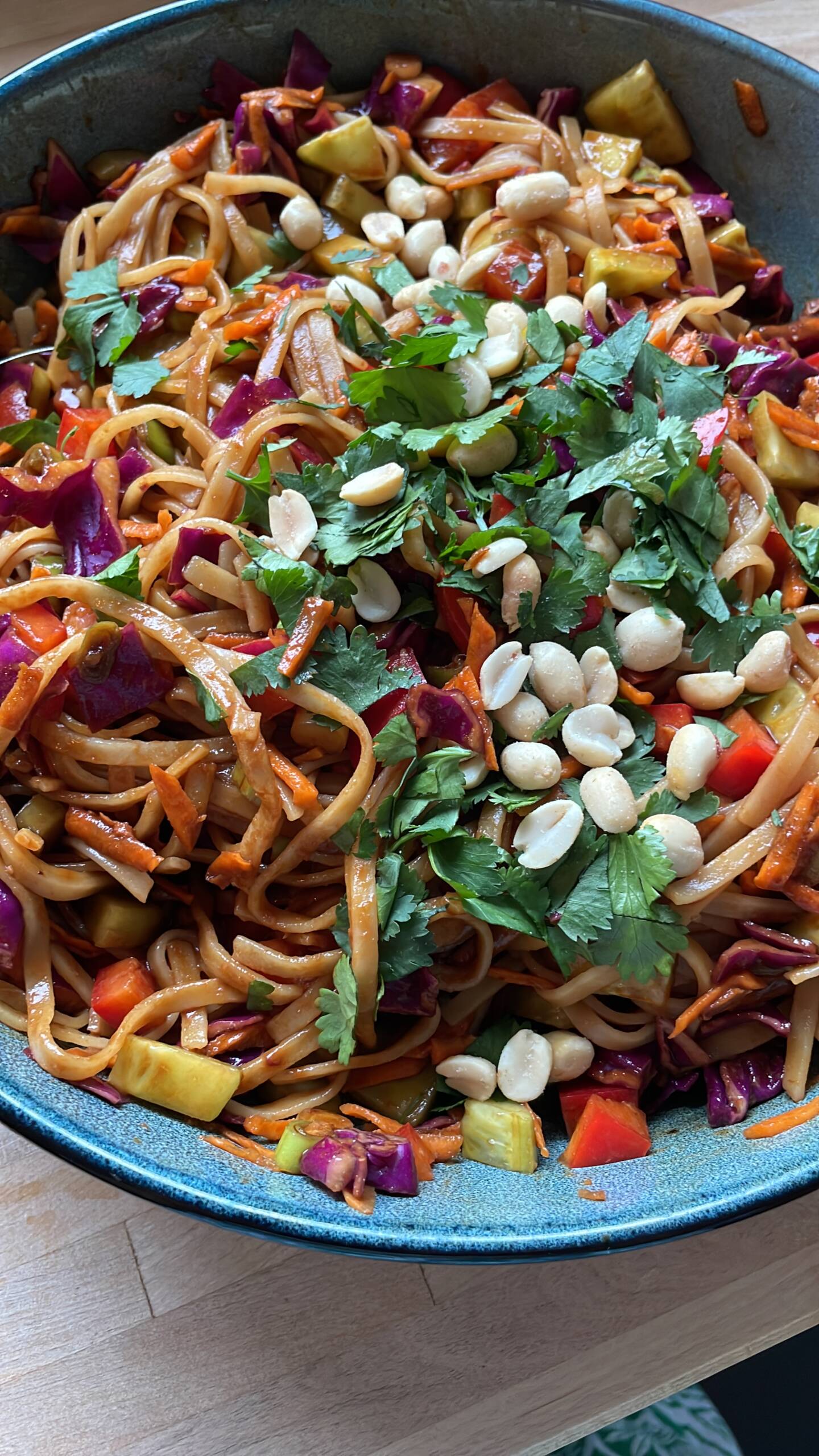 Reisbandnudelsalat mit Erdnuss-Dressing