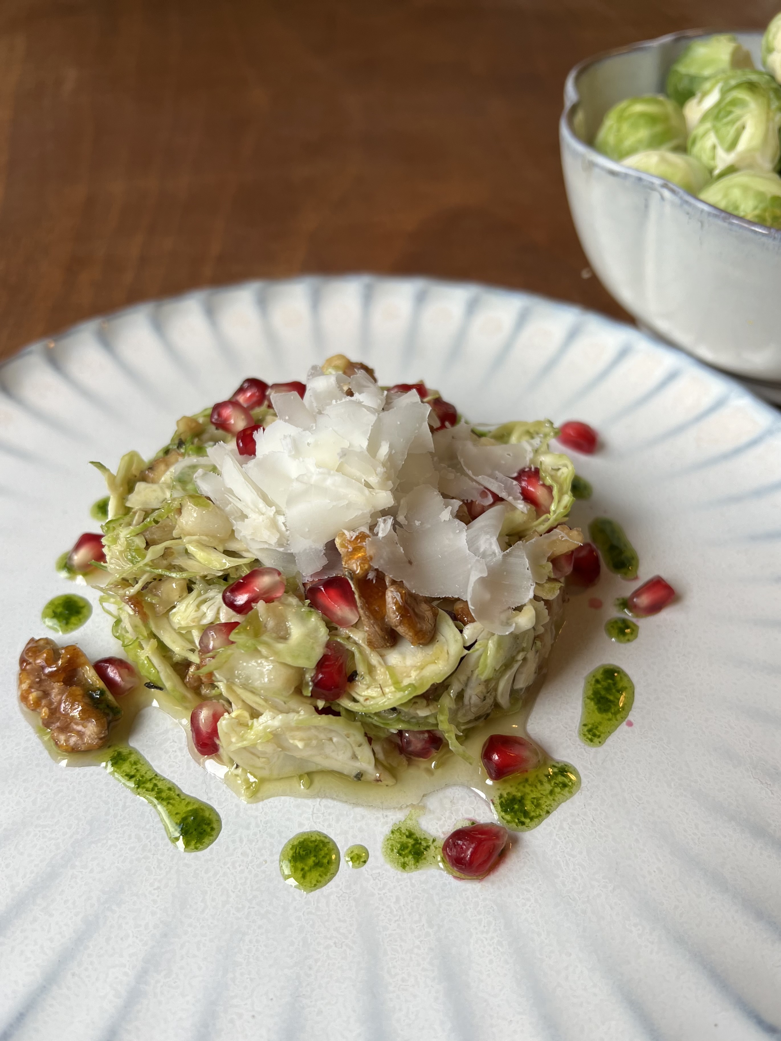 Rosenkohlsalat mit Parmesan und Granatapfelkernen by Astrid Kuth – Schritt 4