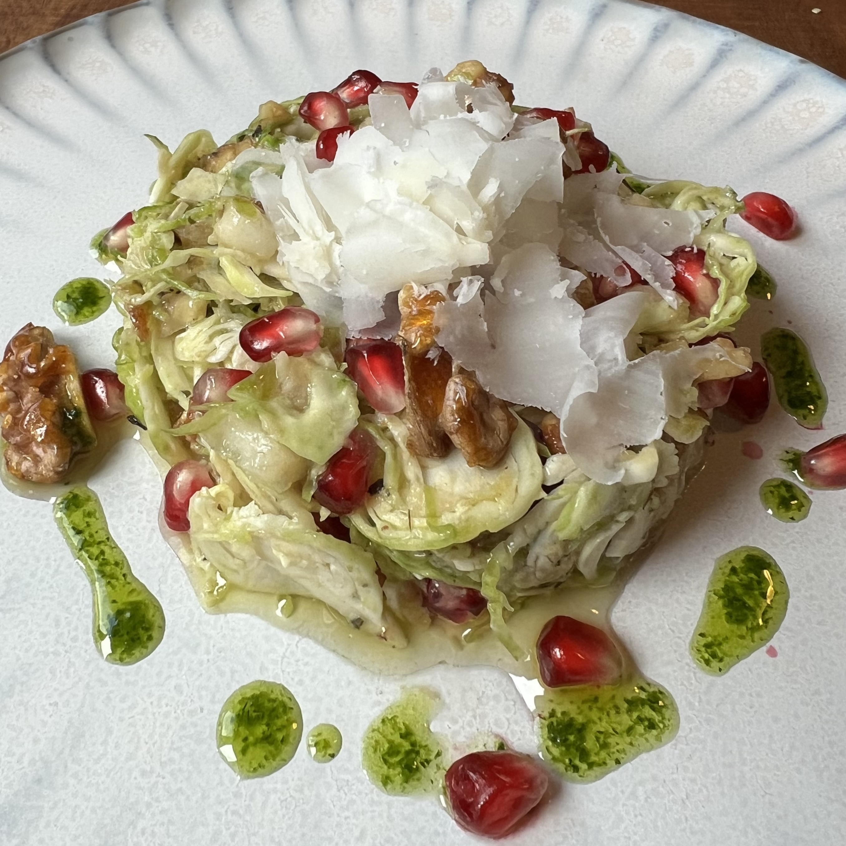 Rosenkohlsalat mit Parmesan und Granatapfelkernen by Astrid Kuth