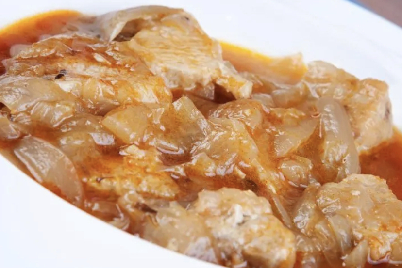 Roter Thunfisch mit Zwiebeln