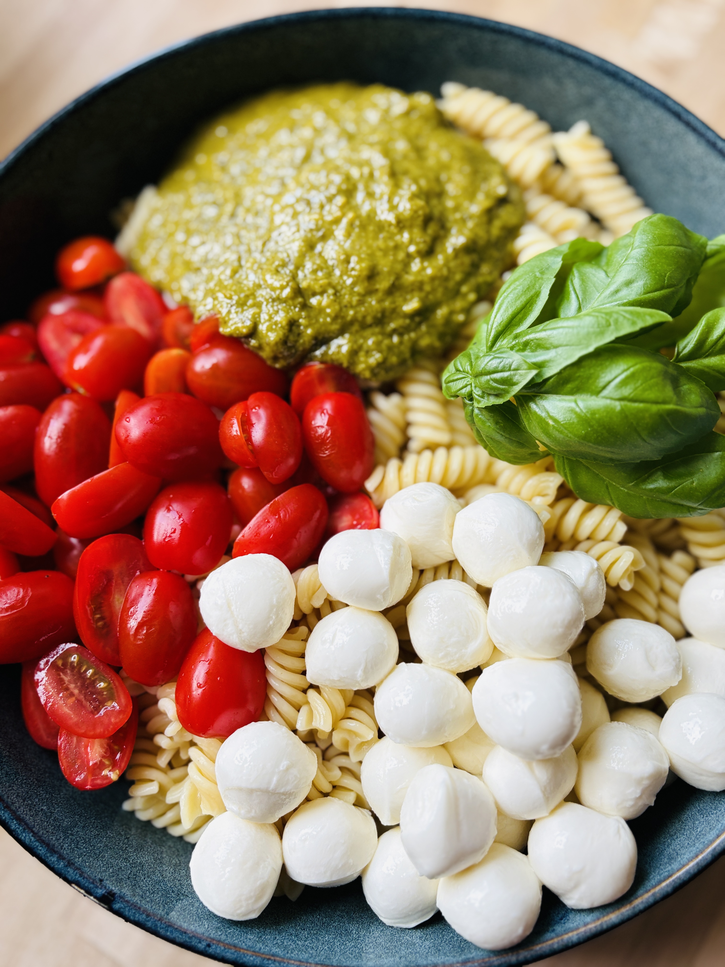 Schneller Nudelsalat mit Pesto & Tomate-Mozzarella – Schritt 5