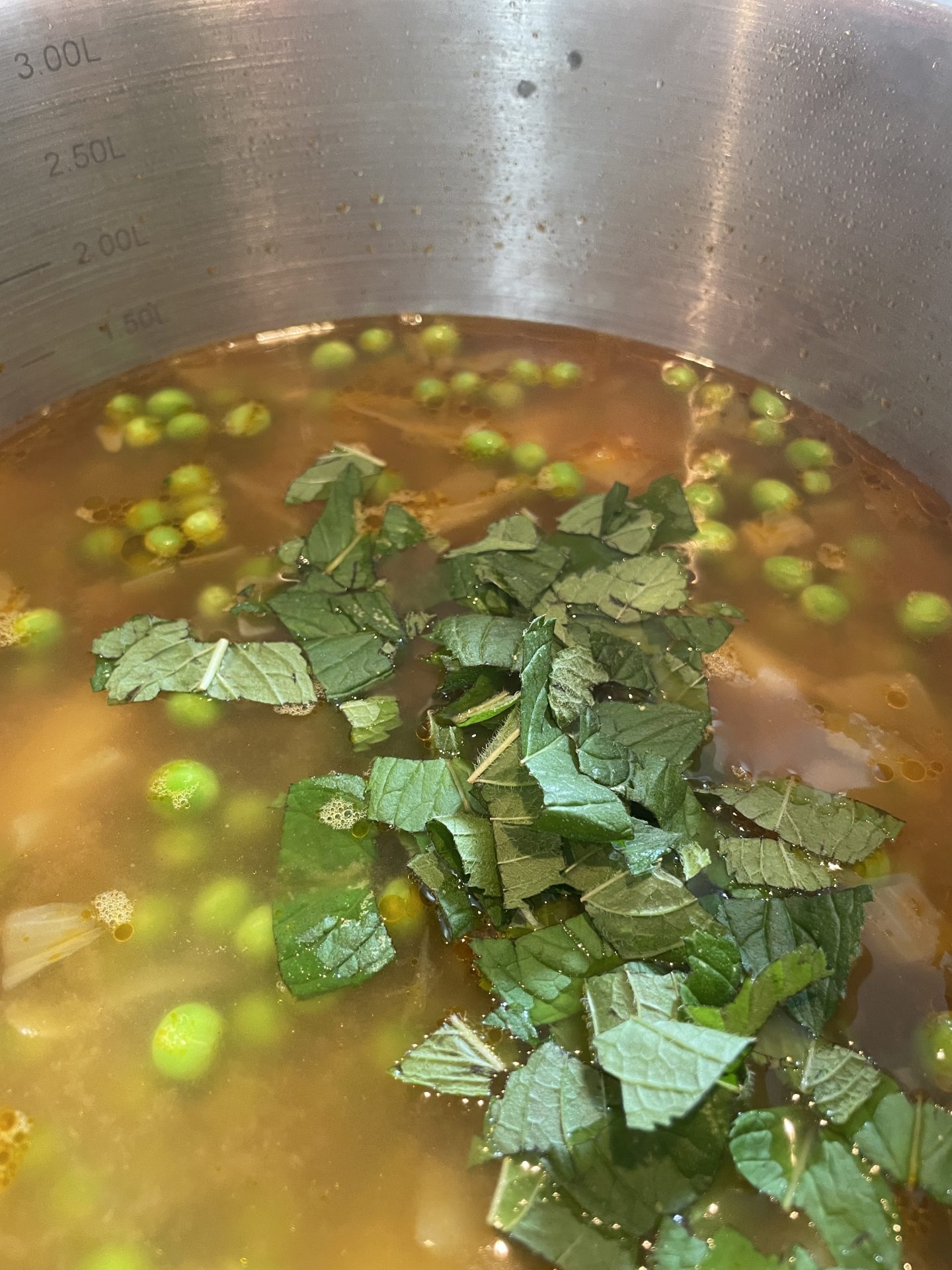 Sommerliche Erbsensuppe mit Minze – Schritt 3