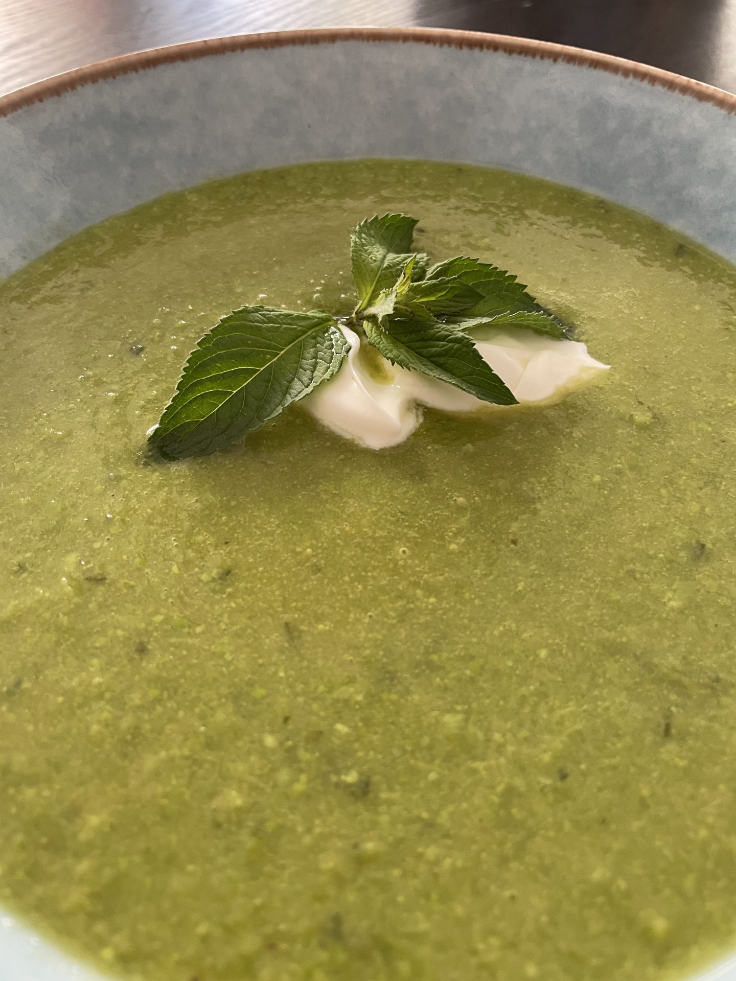 Sommerliche Erbsensuppe mit Minze