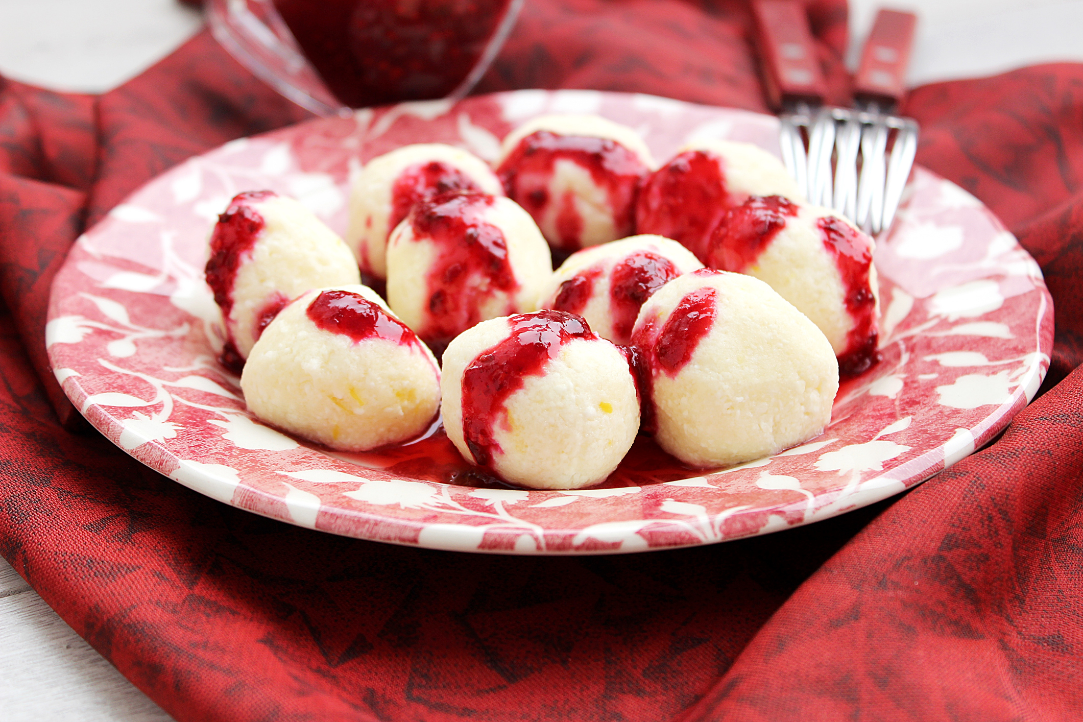 Topfenknödel mit Walderdbeeren