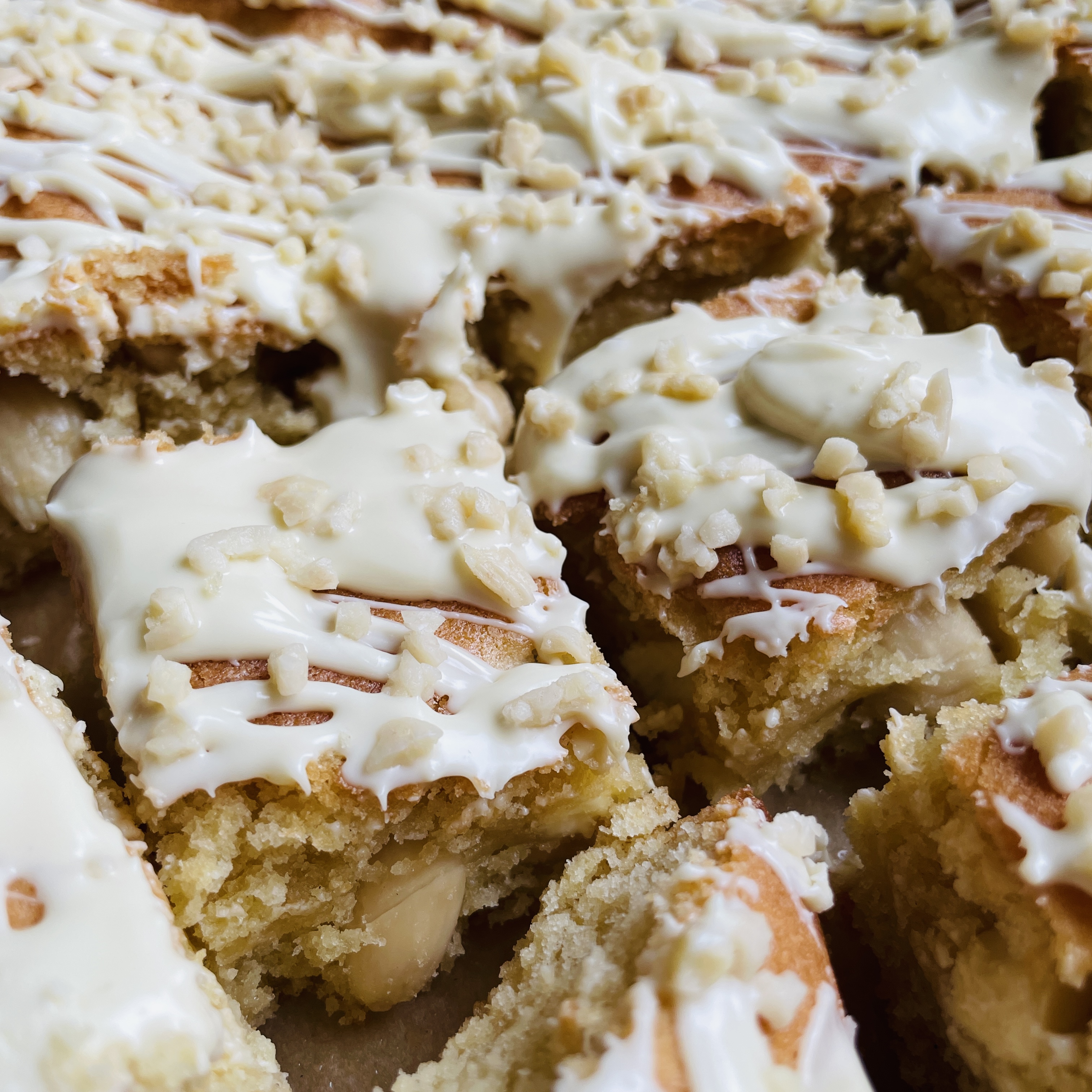 Vanille-Mandel-Blondies mit weißer Schokolade