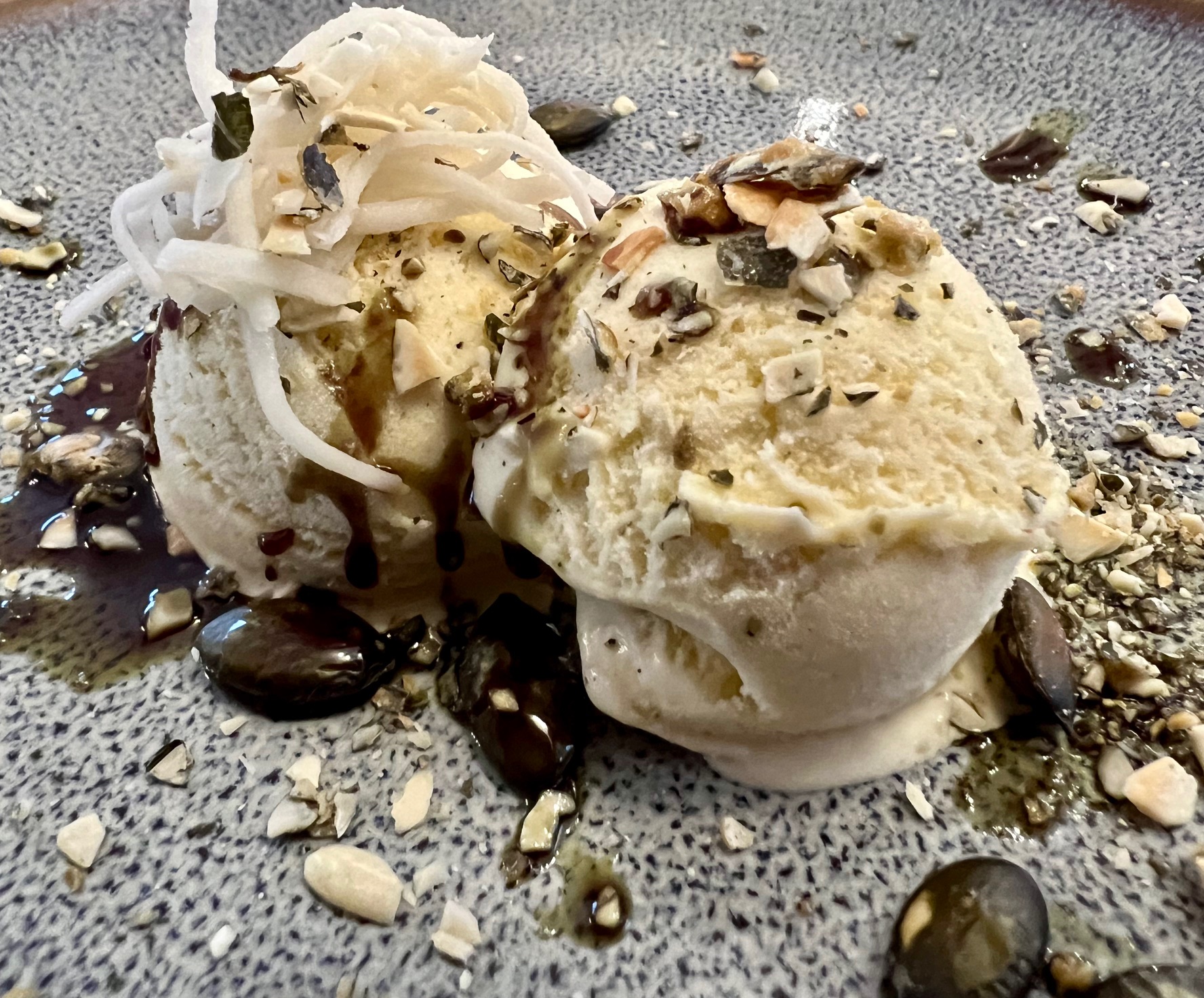 Vanilleeis mit Kürbiskernöl und gerösteten Kürbiskernen – Schritt 8