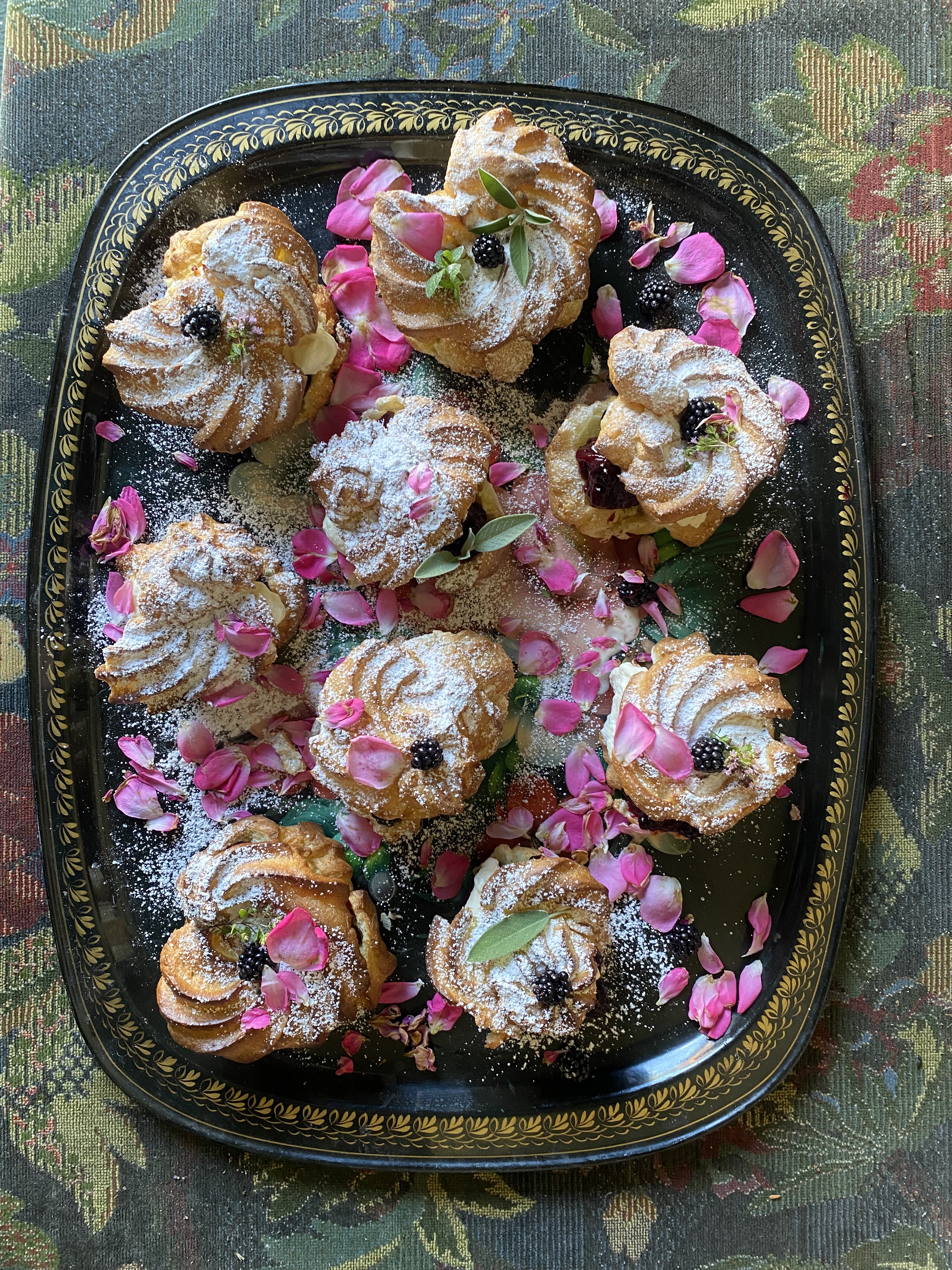 Windbeutel mit Brombeergrütze und Sahne by Ulla Scholz