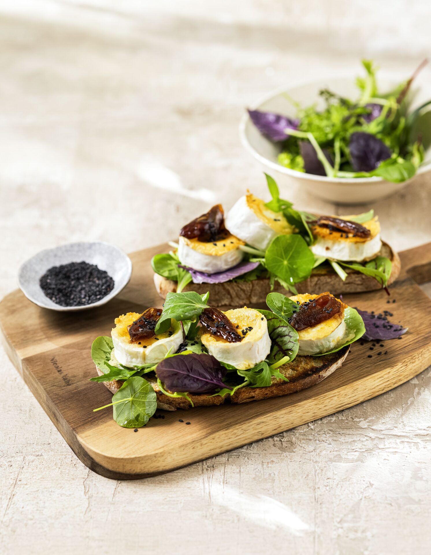 Ziegenkäse-Crostini mit Wildkräutern und Balsamico-Datteln
