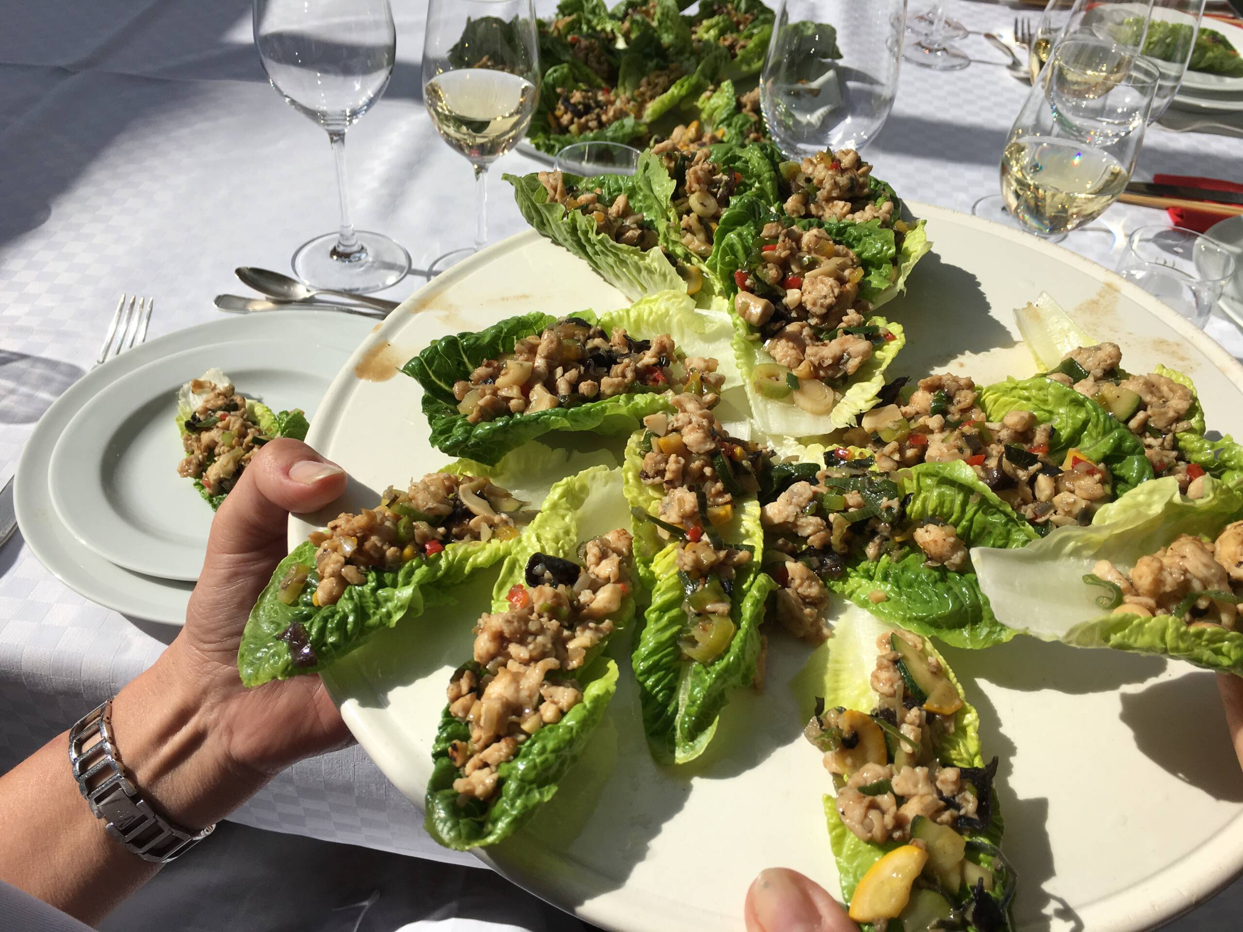 Zitronengras-Huhn im Salatblatt